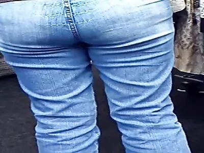Сексуальна красуня мастурбує porno18+ у ванні