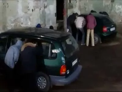 Підліток з натягнутим обличчям мастурбує перед хардкорним відео (Емі porno art Армстронг)